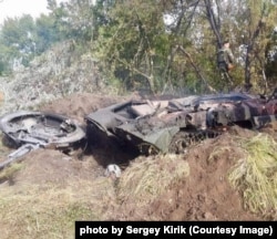 Спалена техніка 93-ї бригади внаслідок танкової атаки на блокпост №10 під Новоселівкою. Донбас, Україна. 4 липня 2014 року.
