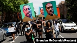 Дэманстрацыя Black Lives Matter з партрэтамі Джорджа Флойда