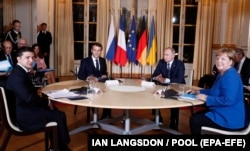 Під час «нормандського саміту». Зліва направо: президент України Володимир Зеленський, президент Франції Емманюель Макрон, президент Росії Володимир Путін та тодішня канцлер Німеччини Ангела Меркель. Париж, 9 грудня 2019 року