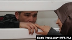 Өзбек босқыны Шухрат Ботиров өзін экстрадициялау туралы үкім шығарған сотта отыр.  Алматы, 16 наурыз 2011 жыл.