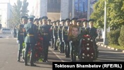 Вице-премьер-министр Темир Жумакадыровду акыркы сапарга узатуу зыйнаты. Бишкек. 9-октябрь, 2017-жыл