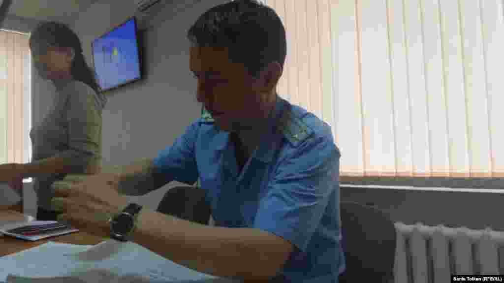 Представитель прокуратуры Марат Хабибуллин поддержал ходатайство следователя департамента КНБ, чтобы Макса Бокаева и Талгата Аяна подвергли аресту на два месяца на период следствия по обвинениям в публичном призыве к захвату власти и насильственному изменению конституционного строя. &nbsp;