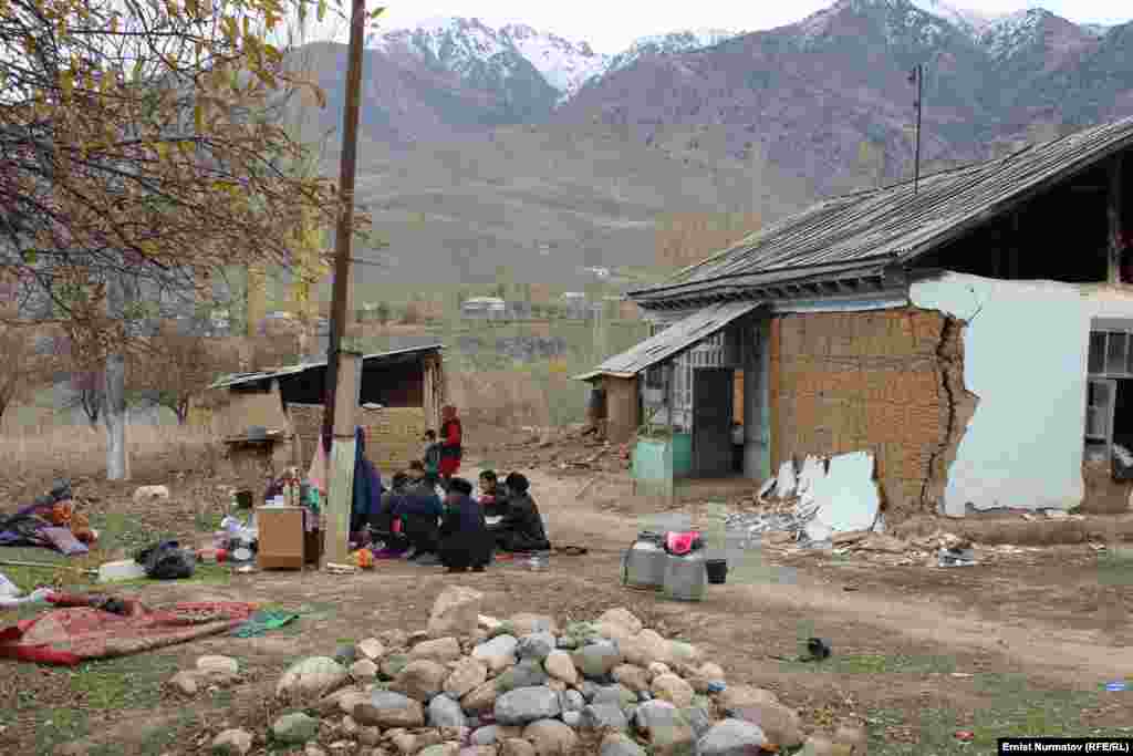 Чайчы айылындагы кээ бир үйлөрдөн жарака кетсе, айрым үйлөрдүн дубалдары көчүп түшкөн. Көпчүлүк үй ичиндеги буюмдарын сыртка чыгарып коюшкан.