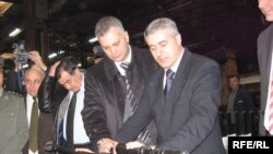 Ministri Dinkić i Šutanovac u poseti fabrici Zastava oružje