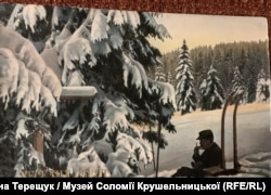 Ця різдвяна листівка без дати відправлення. Вояк самотню сидить у лісі, поруч хрест. Він зустрічає Різдво на службі, далеко від родини. Можна собі уявити, що згадує свою хату і рідних. Таке символічне привітання, що свята не завжди можуть бути у колі родини. Модест Менцинський доволі часто зустрічав Новий рік і проводив Різдво далеко від дому