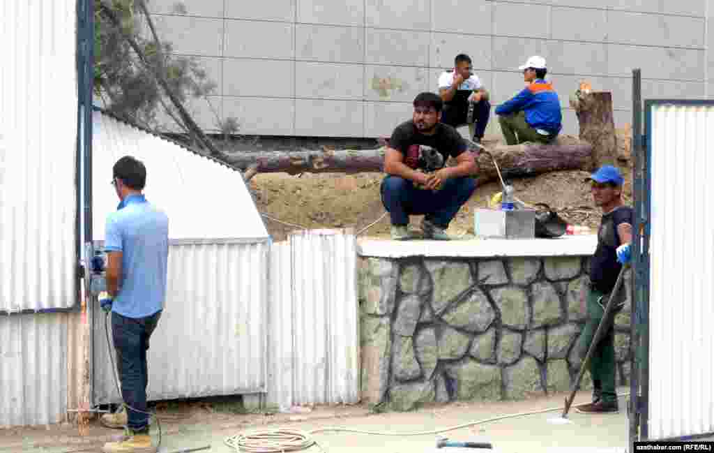 Görogly köçesiniň ugrunda abatlaýyş işleri