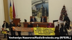 Міський голова Запоріжжя Володимр Буряк та секретар Запорізької міськради в оточенні протестувальників, грудень 2017 року