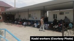 Жаңаөзенде "КЕЗБИ" компаниясының жұмысшылары еңбек жағдайын жақсартуды, жалақыны өсіруді талап етіп, жұмысты тоқтатты. 30 маусым 2021 жыл. 
