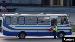 Чоловік утримує людей в заручниках в автобусі відранку, 21 липня 2020 року