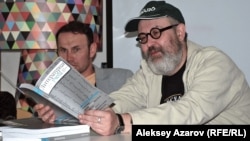 Московский писатель Олег Павлов презентовал номер российского журнала с произведениями казахстанских авторов. Алматы, 27 апреля 2013 года.                   