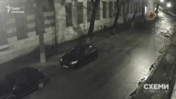 Через двадцять секунд звідти ж виходить уже знайома особа в масці і пакетом