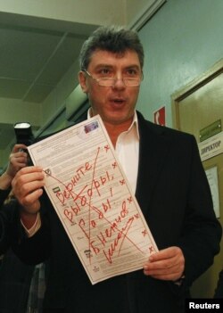 Оппозиция вәкиле Борис Немцов үзенең сайлау кәгазенә "Сайлауларны кайтарыгыз, хәшәрәтләр!" дип язып куйган