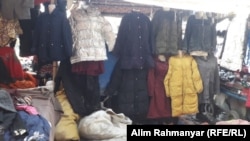 لباس‌های دست دوم برای فروش در بازار لیلامی فروشی شهر شبرغان