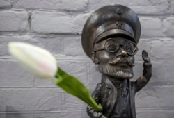 Мини-скульптура архитектора Нильсена в Мариуполе