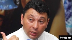 Вице-спикер парламента Армении Эдуард Шармазанов во время пресс-конференции (архивная фотография)