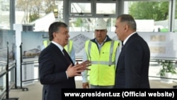 Президент Шавкат Мирзиёев (солдо) жана «Akfa/Artel» корпорациясынын кожоюну Жахонгир Артыкходжаев (оңдо).