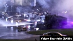 Поліція використовує водяну гармату проти учасників акцій протесту в Мінську, 9 серпня 2020 року