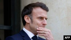 За словами Емманюеля Макрона, якщо ми хочемо вільних виборів в Україні, то справді тривалий мир в Україні – це передумова, все, що роблять до цього – маніпуляція