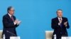 Gazagystanyň prezidenti Kasym Žomart Tokaýew (çepde) we eks-prezident Nursultan Nazarbaýew