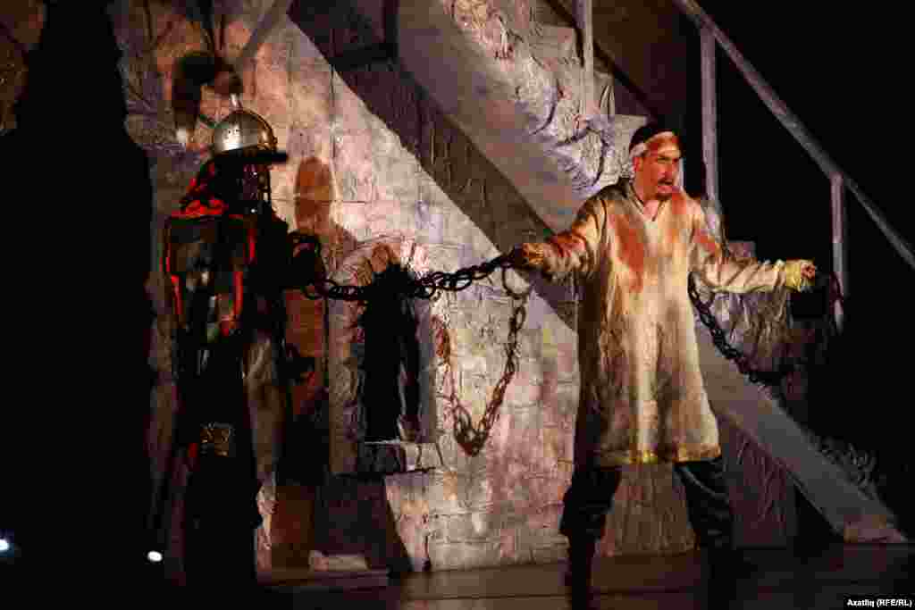 Дошман хәрбиләре хан кызының богауланган сөйгәненнән сорау ала