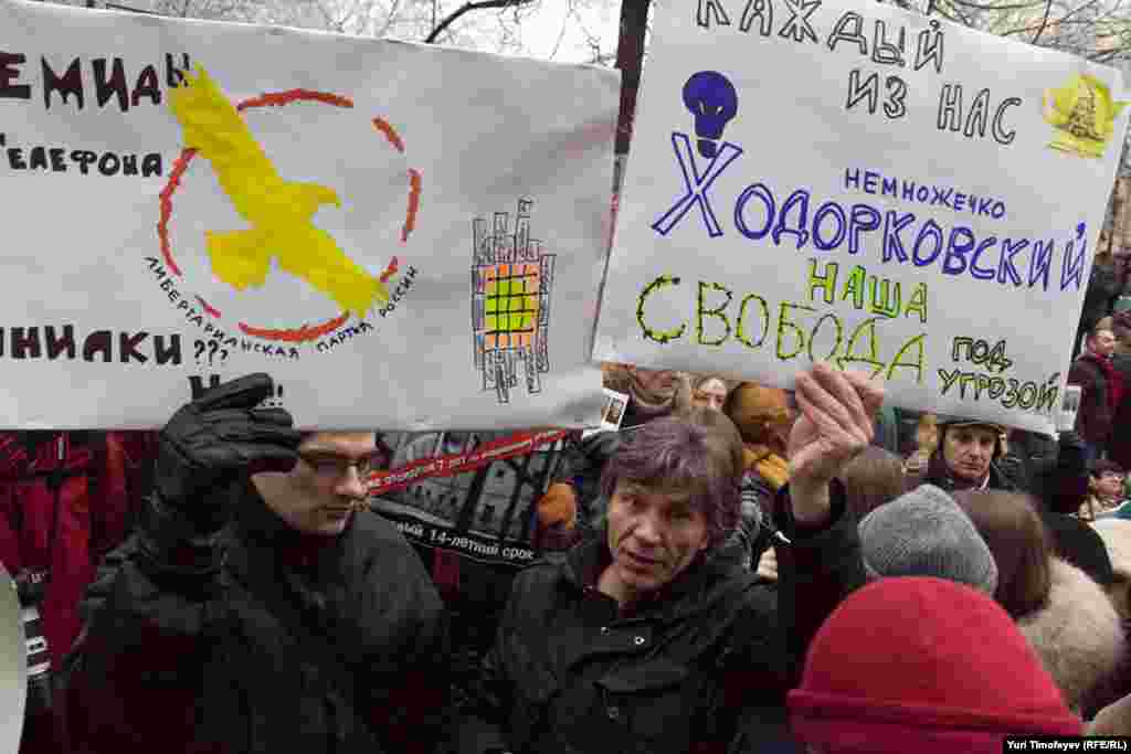 Ходорковский һәм Лебедевны яклап урам чарасында катнашучылар