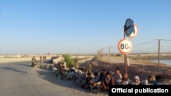 Тажик-ооган чек арасы.  Тажикстанга өткөн ооган өкмөттүк күчтөрүнүн аскерлери.