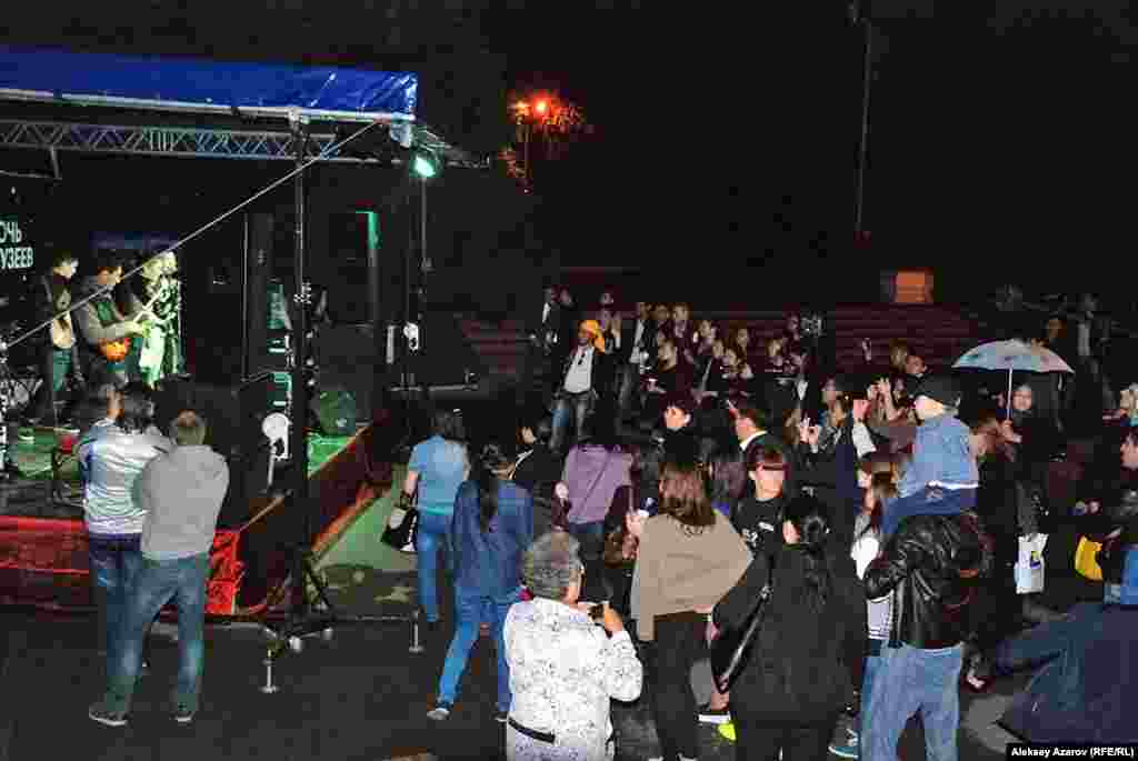 Последним на пути нашего ночного &laquo;марш-броска&raquo; был Музей народных музыкальных инструментов имени Ыхыласа. Перед ним была оборудована сцена, на которой выступали участники концерта звезд казахстанской эстрады. Этот музей в &laquo;Ночи музеев&raquo; участвует третий год.