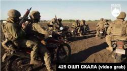 Украіна скапіявала расейскую тактыку і пачала ствараць спэцыяльныя матацыклетныя ўдарныя падразьдзелы (трэнаваньне; архіўнае фота)