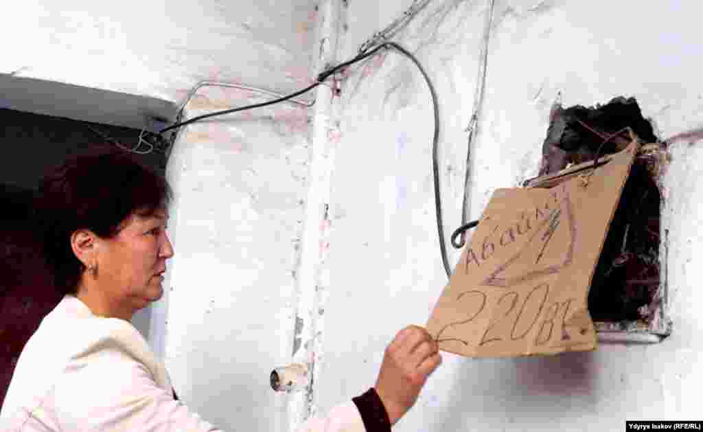 Ички мигранттар жашаган жатакананын үй башчысы Дарила Жолдошева өзү жашаган жатаканадагы кооптуу абалды көрсөтүп жатат.