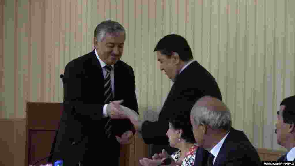 Санадҳои сабтиноми номзадиро аз номи Эмомалӣ Раҳмон раҳбари Кумитаи интихобот ва раъйпурсӣ Шермуҳаммад Шоҳиён ба муовини аввали раиси ҳизби ҳокими Халқии демократӣ  Сафар Сафаров супурд