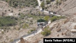 Туристы идут к подземной мечети в Мангистауской области. 