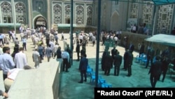 Центральная мечеть города Душанбе во время заупокойной молитвы кончины Каххора Махкамова