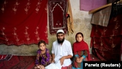 مهرالله صافی سرباز معلول اردوی ملی افغانستان همراه با دو طفلش در شهر جلال آباد مرکز ولایت ننگرهار.