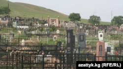 Кладбище в пригороде Бишкека.