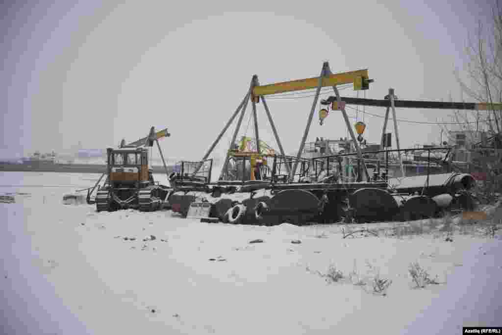 Идел елгасының сәнәгать корылмалары, техника, күтәрү җайланмалы белән тулган яры