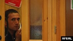 Мигрант звонит домой с пражского телеграфа