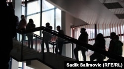 Люди в черзі для голосування на місцевих виборах, Сребрениця, Боснія та Герцеговина, 15 листопада 2020 року