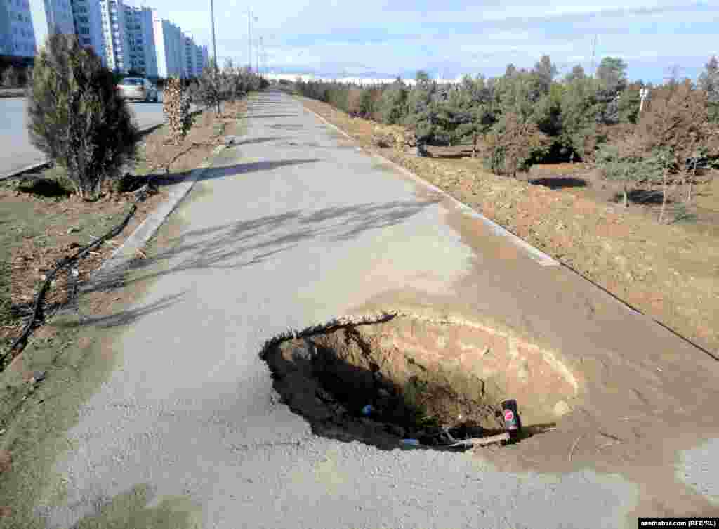 Parahat-7-niň golaýyndaky ýanýodalardan birisi