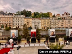 Портреты Майкла Дугласа и других гостей фестиваля перед отелем "Термаль"