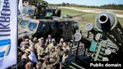 Петро Порошенко під час відвідин «Десни», 11 травня 2015 року