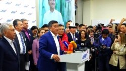 Сооронбай Жээнбеков шайлоонун алдын ала жыйынтыгы чыккандан кийинки маалымат жыйынында тарапташтары менен. 15-октябрь, 2017-жыл