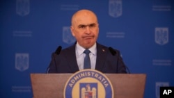 Președintele interimar Ilie Bolojan a răspuns marți, 8 aprilie, întrebărilor Europei Libere pe tema eșecului refacerii mai multor drumuri și poduri cerute de Armată.