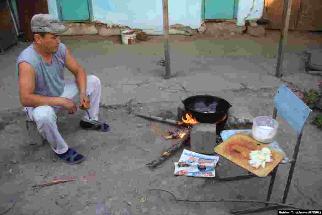 Санжар Смаилов үй-бүлөсү менен сегиз жылдан бери батирде жашайт. Өзү майып. Тапкан каражаты батирдин ижарасынан жана тамак-аштан ашпайт.