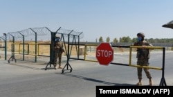 Узбекские солдаты охраняют блокпост на узбекско-афганской границе, 15 августа 2021 года.