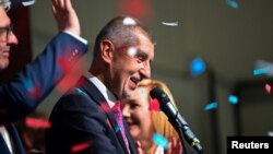 Андрей Бабиш празднует победу. Прага, 4 октября 2025 года