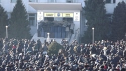 Митингчилер Ош мэриясына кирүүгө аракет жасады. 15-январь, 2014.