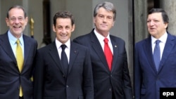 Несмотря на решение ЕС, <a href="http://www.interfax.ru/politics/news.asp?id=31797&sw=%DE%F9%E5%ED%EA%EE&bd=10&bm=8&by=2008&ed=10&em=9&ey=2008&secid=0&mp=0&p=1">президент Украины остался доволен результатами саммита</a>