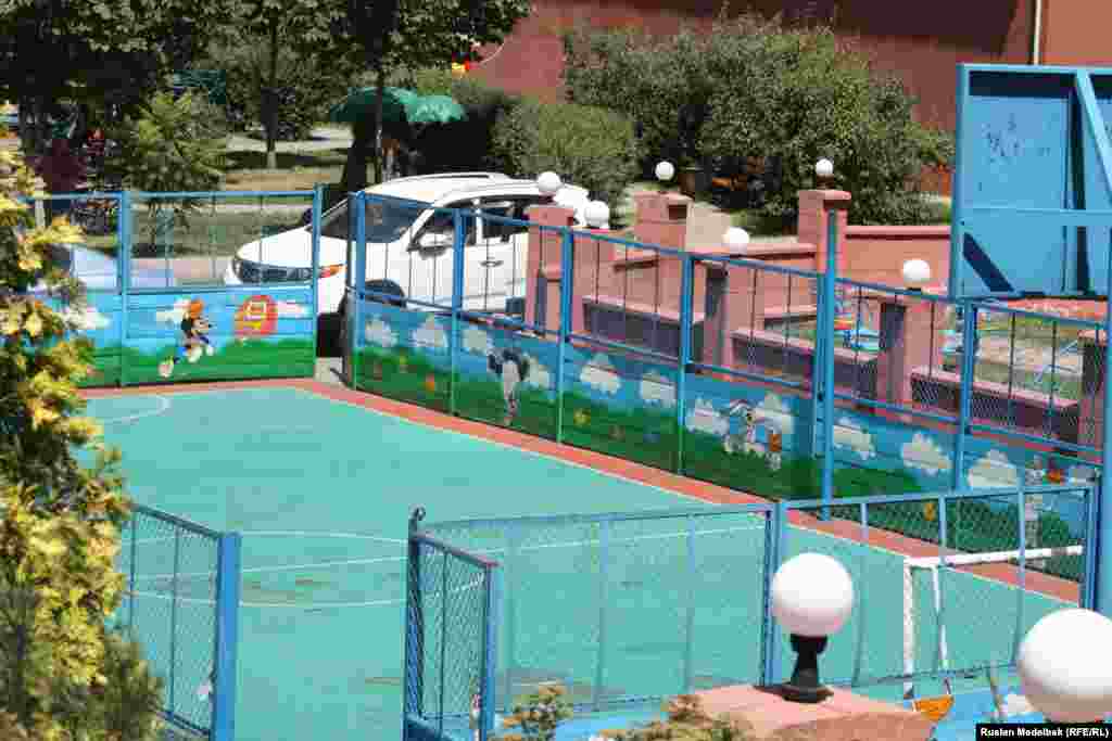 Во дворах новых многоэтажных домов есть и огороженные спортивные площадки. &nbsp;