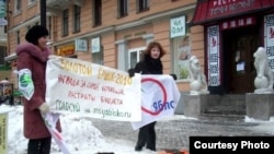 Ещё 16 февраля активисты молодёжного "Яблока" провели в центре Санкт-Петербурга уличную акцию по презентации премии "Золотой ёршик – 2010".