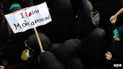 Ранее публикация карикатур на пророка Мухаммеда в западных изданиях вызвала бурю негодования в исламском мире.